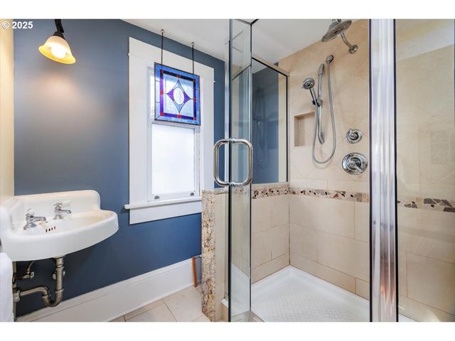 7006 S VIRGINIA Ave, Portland, OR 97219