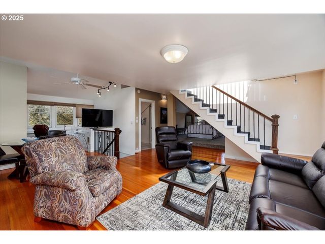 7006 S VIRGINIA Ave, Portland, OR 97219