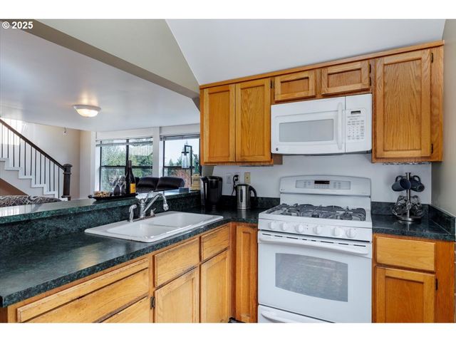 7006 S VIRGINIA Ave, Portland, OR 97219