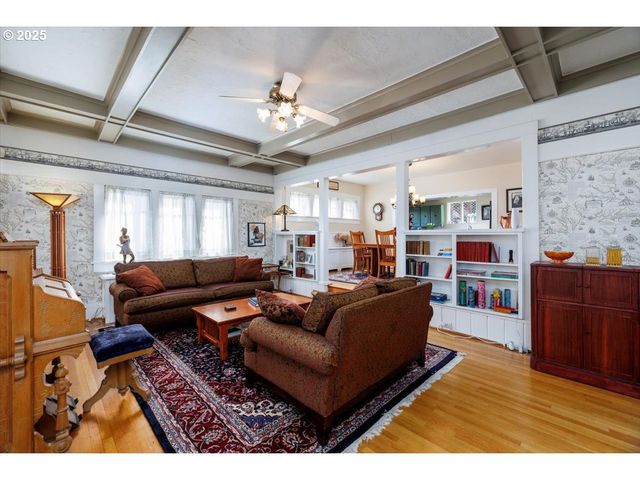 7006 S VIRGINIA Ave, Portland, OR 97219