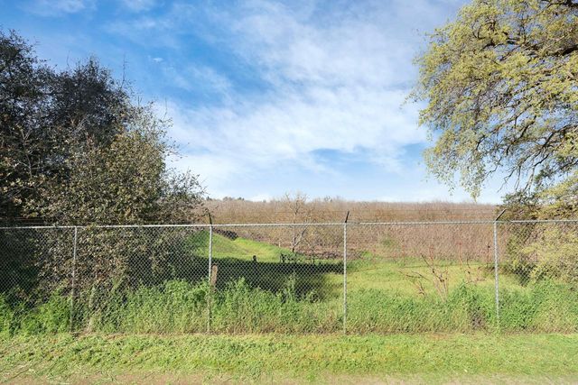 13929 E Orchard View Ct, Lockeford, CA 95237