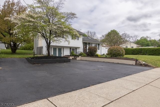 33 Marudy Dr, Clinton Town, NJ 08809