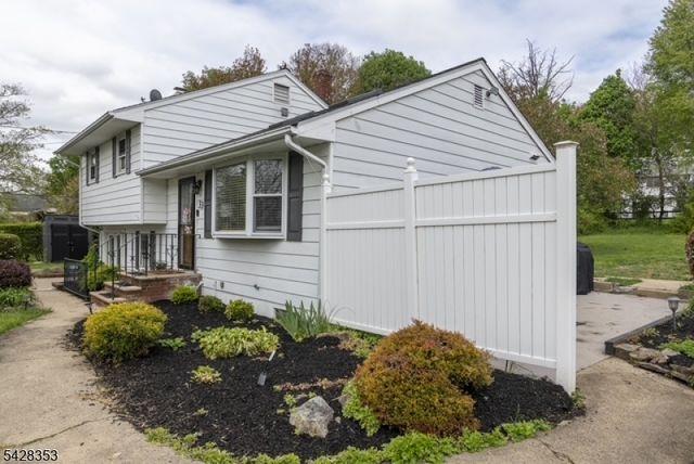 33 Marudy Dr, Clinton Town, NJ 08809