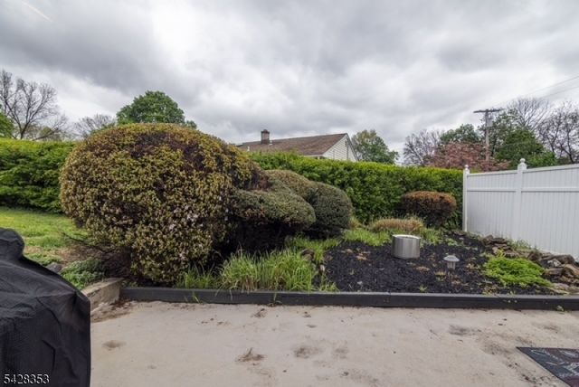 33 Marudy Dr, Clinton Town, NJ 08809