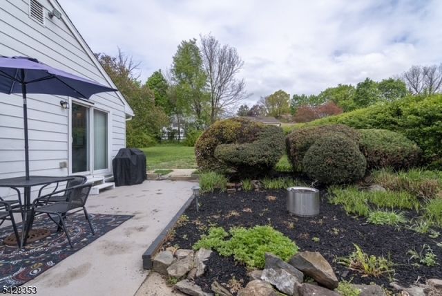33 Marudy Dr, Clinton Town, NJ 08809