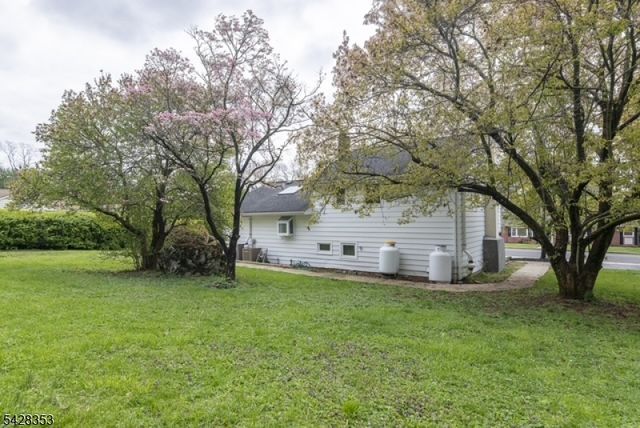 33 Marudy Dr, Clinton Town, NJ 08809