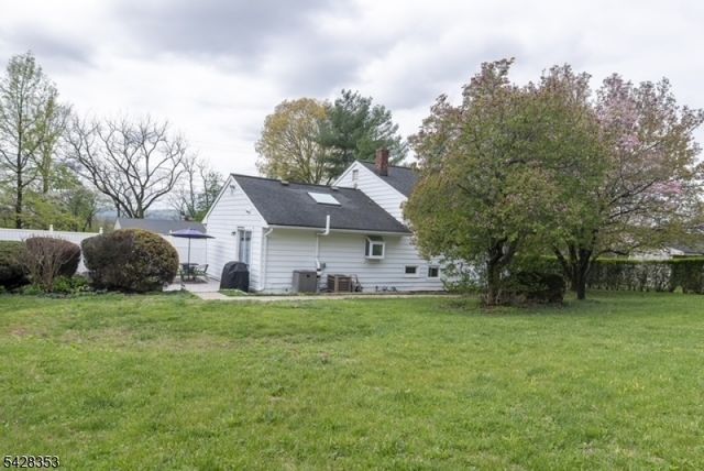 33 Marudy Dr, Clinton Town, NJ 08809