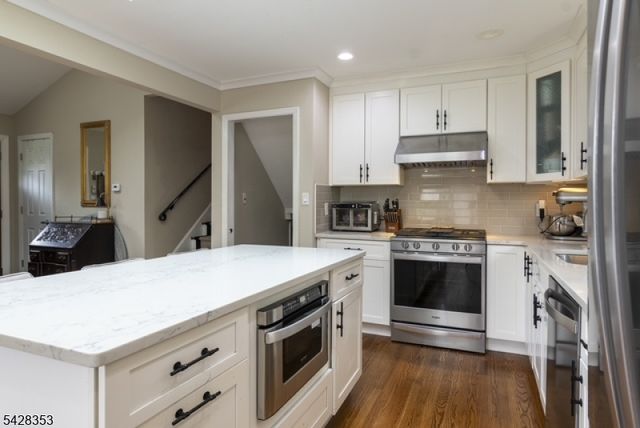 33 Marudy Dr, Clinton Town, NJ 08809