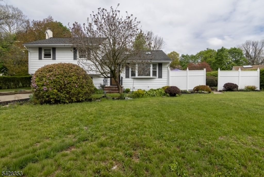 33 Marudy Dr, Clinton Town, NJ 08809