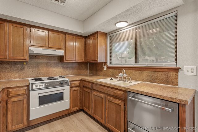 11018 E 13th Street S 47 D, Tulsa, OK 74128