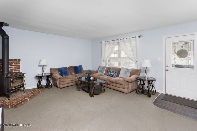 11 Shevchenko Avenue, Cream Ridge, NJ 08514