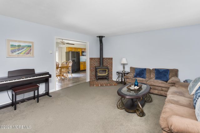 11 Shevchenko Avenue, Cream Ridge, NJ 08514