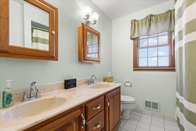 N48W26400 Bayberry COURT, Pewaukee, WI 53072