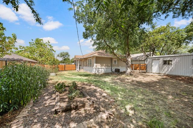 607 N Church Street, Pilot Point, TX 76258