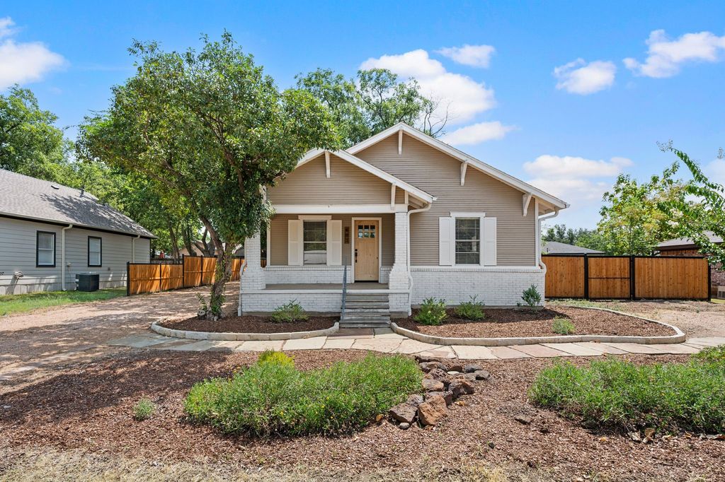 607 N Church Street, Pilot Point, TX 76258