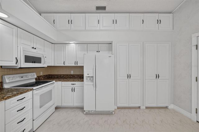 4431 FERN DRIVE 4431, Bradenton, FL 34208
