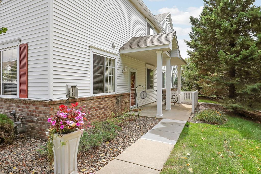 10881 Oak Grove Circle B, Woodbury, MN 55129 — photo 2