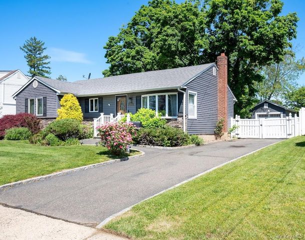 23 Martin Road S, Bethpage, NY 11714