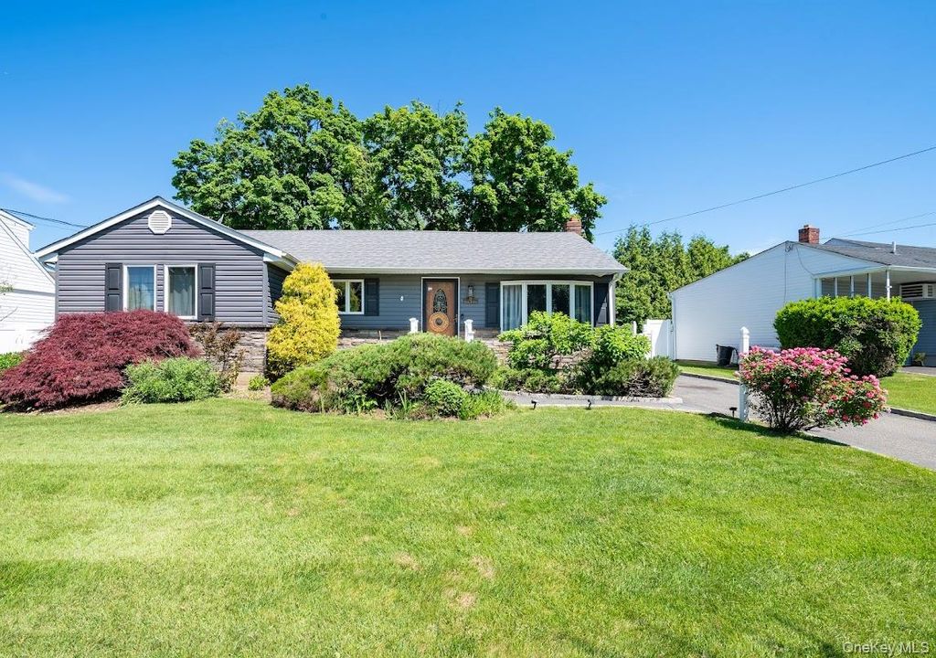 23 Martin Road S, Bethpage, NY 11714