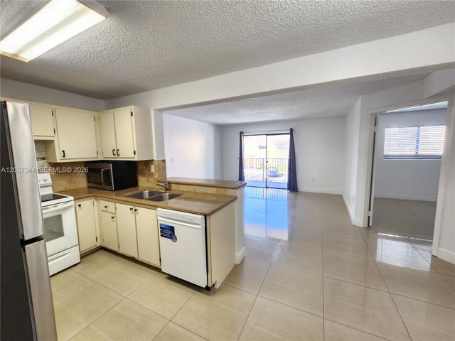 9491 S Palm Cir S 205, Pembroke Pines, FL 33025