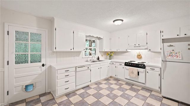 159 Charlotte Place, Advance, NC 27006