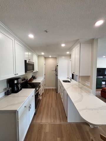 300 River St 11, Weymouth, MA 02191