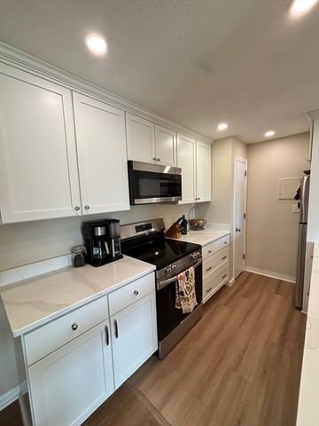 300 River St 11, Weymouth, MA 02191