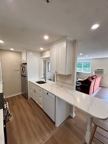 300 River St 11, Weymouth, MA 02191