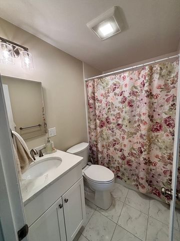 300 River St 11, Weymouth, MA 02191