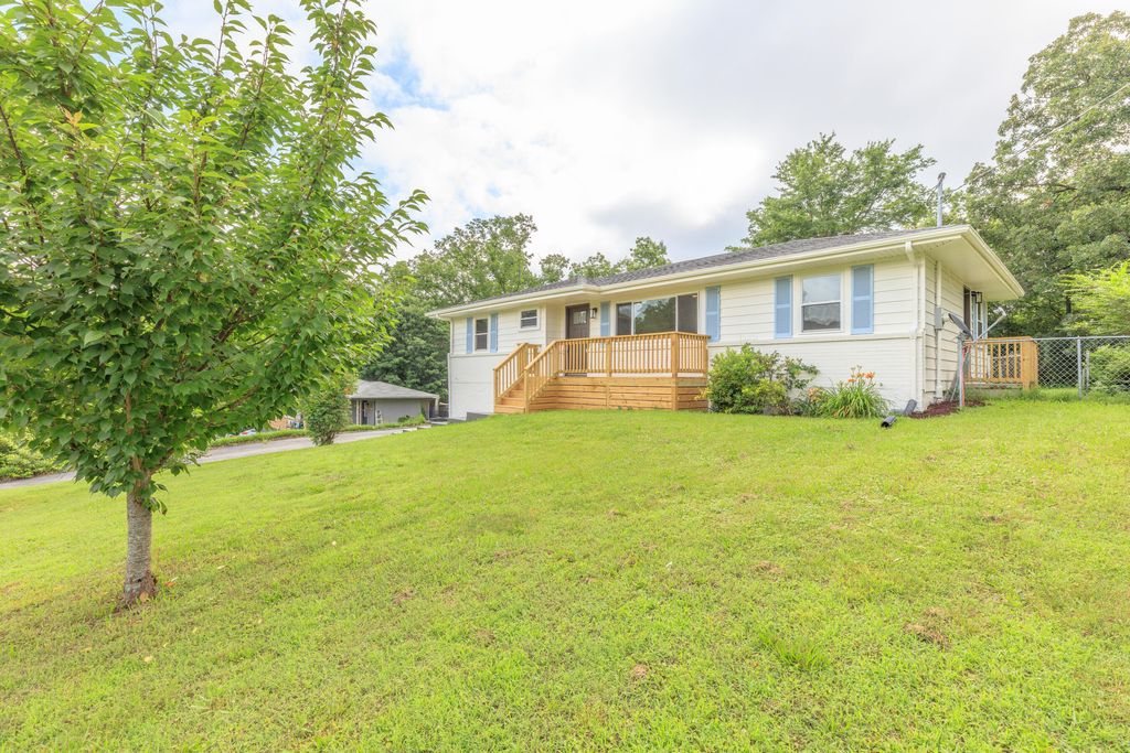 1012 W Lewis Street, Rossville, GA 30741