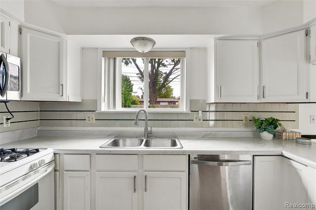 32416 Exeter Drive, Warren, MI 48092