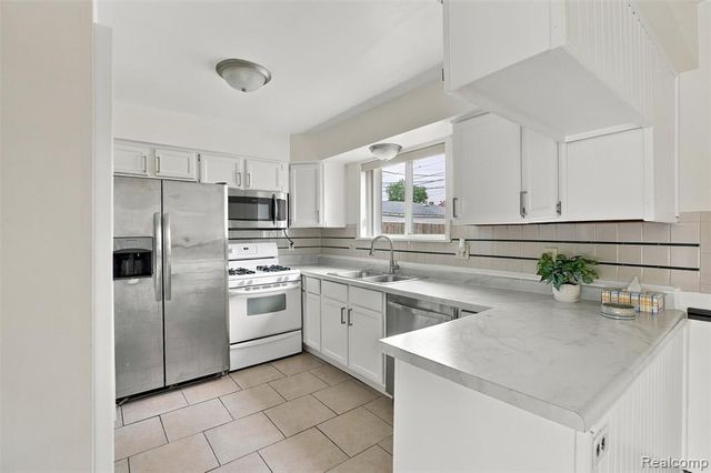 32416 Exeter Drive, Warren, MI 48092