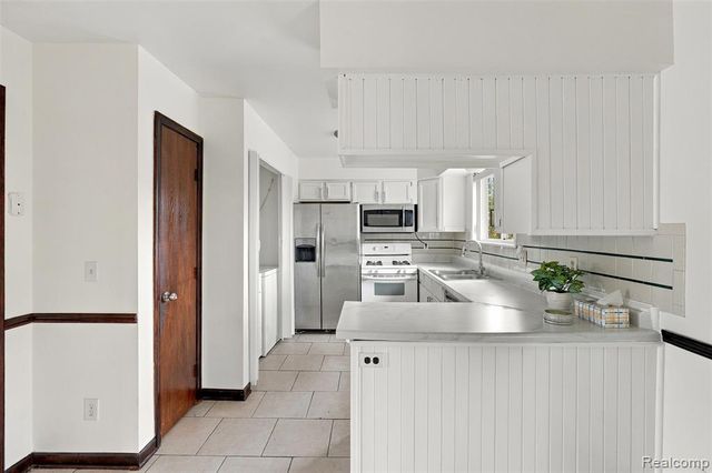 32416 Exeter Drive, Warren, MI 48092