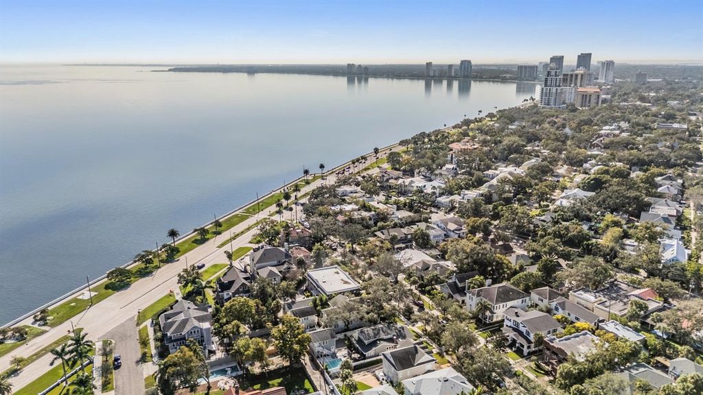 Image 7 of property listing at 1008 S DAKOTA AVENUE, Tampa, FL 33606