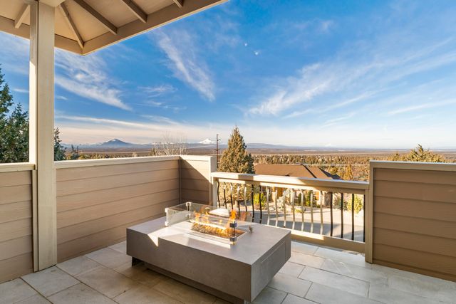 864 Highland View Loop, Redmond, OR 97756