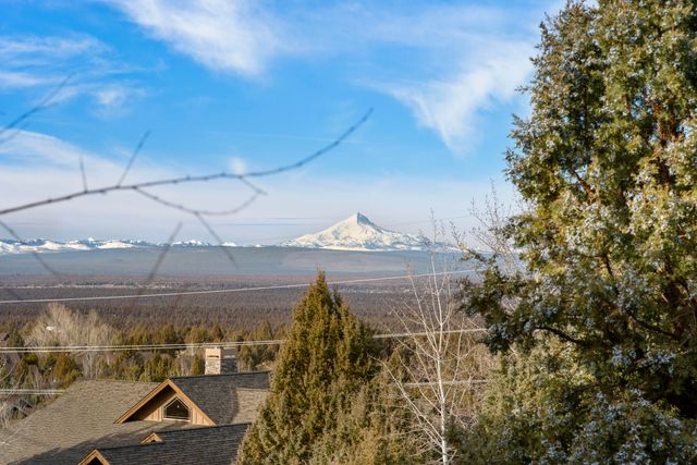 864 Highland View Loop, Redmond, OR 97756