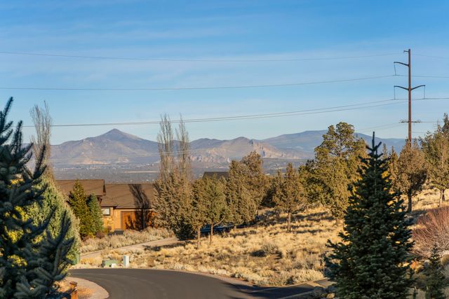 864 Highland View Loop, Redmond, OR 97756