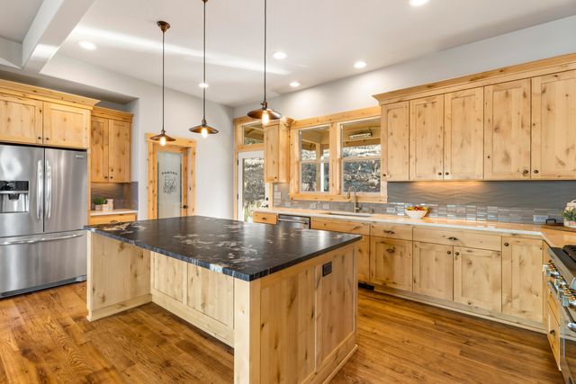 864 Highland View Loop, Redmond, OR 97756