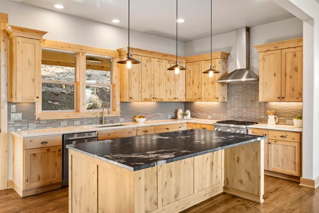 864 Highland View Loop, Redmond, OR 97756