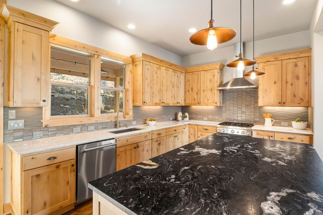 864 Highland View Loop, Redmond, OR 97756