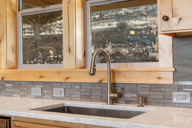 864 Highland View Loop, Redmond, OR 97756