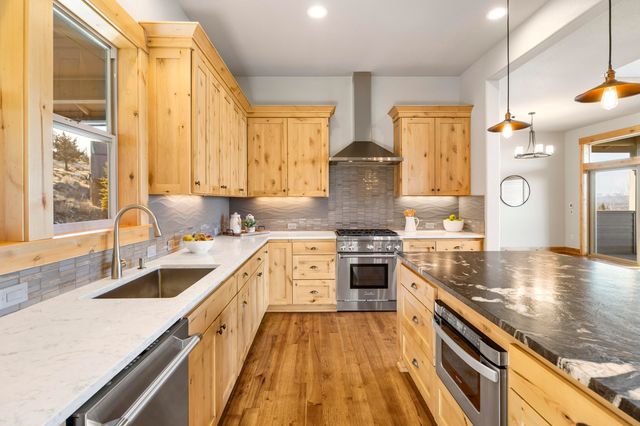 864 Highland View Loop, Redmond, OR 97756