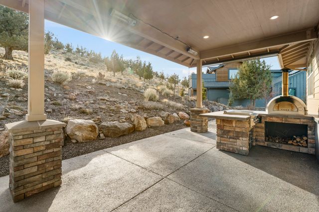 864 Highland View Loop, Redmond, OR 97756