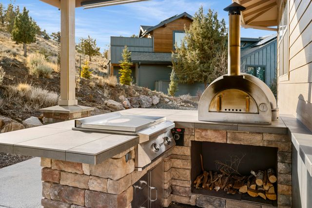 864 Highland View Loop, Redmond, OR 97756