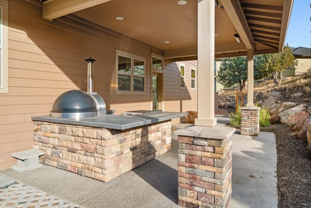 864 Highland View Loop, Redmond, OR 97756