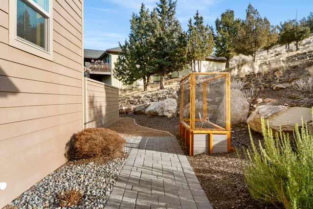 864 Highland View Loop, Redmond, OR 97756