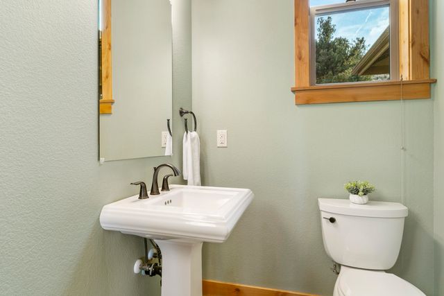 864 Highland View Loop, Redmond, OR 97756