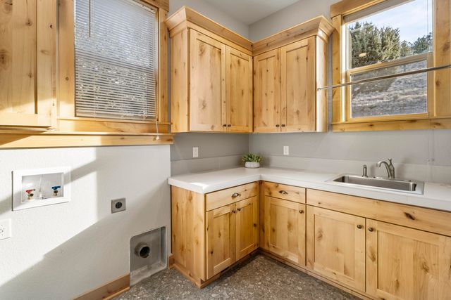 864 Highland View Loop, Redmond, OR 97756