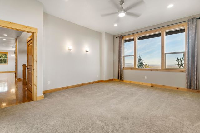 864 Highland View Loop, Redmond, OR 97756