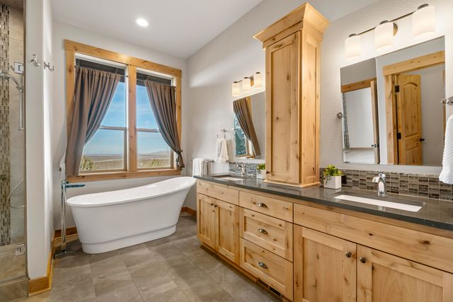 864 Highland View Loop, Redmond, OR 97756